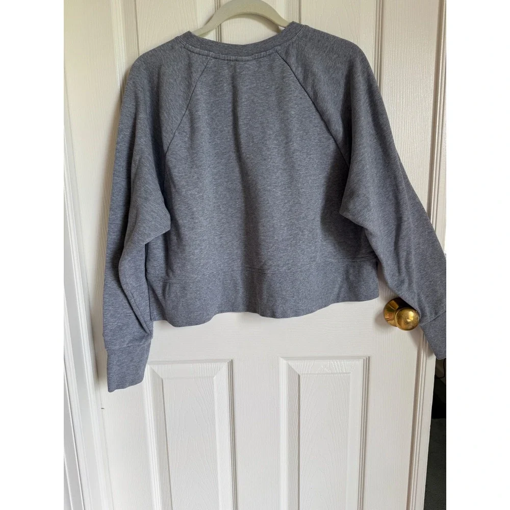 Nike‎ Women's Versa Embossed Cropped Training Sweatshirt Size S Gray